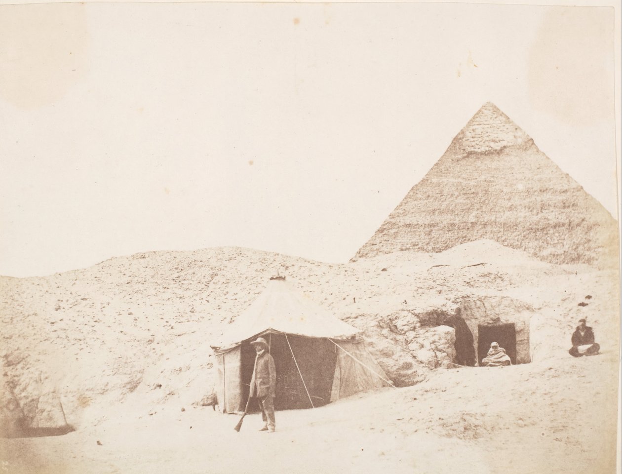 Valokuvaaja ennen telttaansa Khafre Chephrenin pyramidin paikalla, 1851. tekijältä George Wilson Bridges
