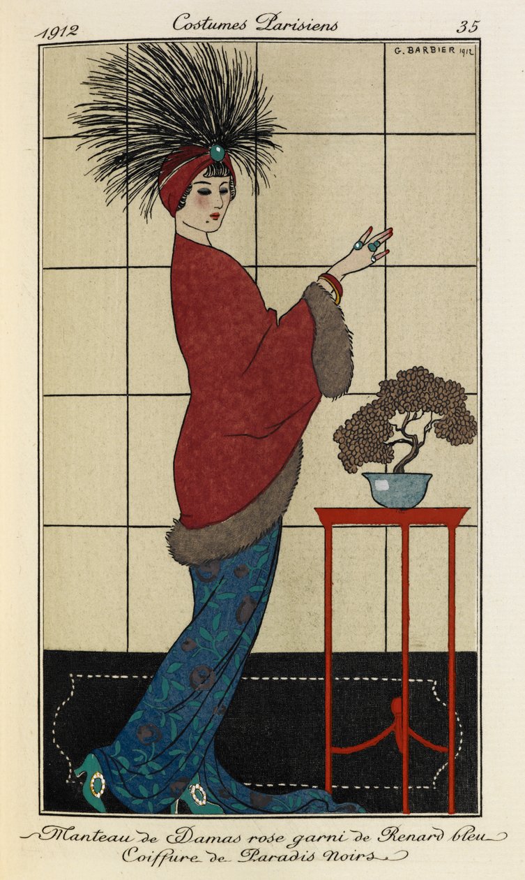 Manteau de Damas rose garni de Renard bleu Coiffure de Paradis noirs. Puvut Parisiens nro 35. Naisella on yllään damaskoksen vaaleanpunainen turkilla vuorattu takki sinisen kuviollisen mekon päällä ja höyheninen päähine, jossa on sininen kivi tekijältä Georges Barbier