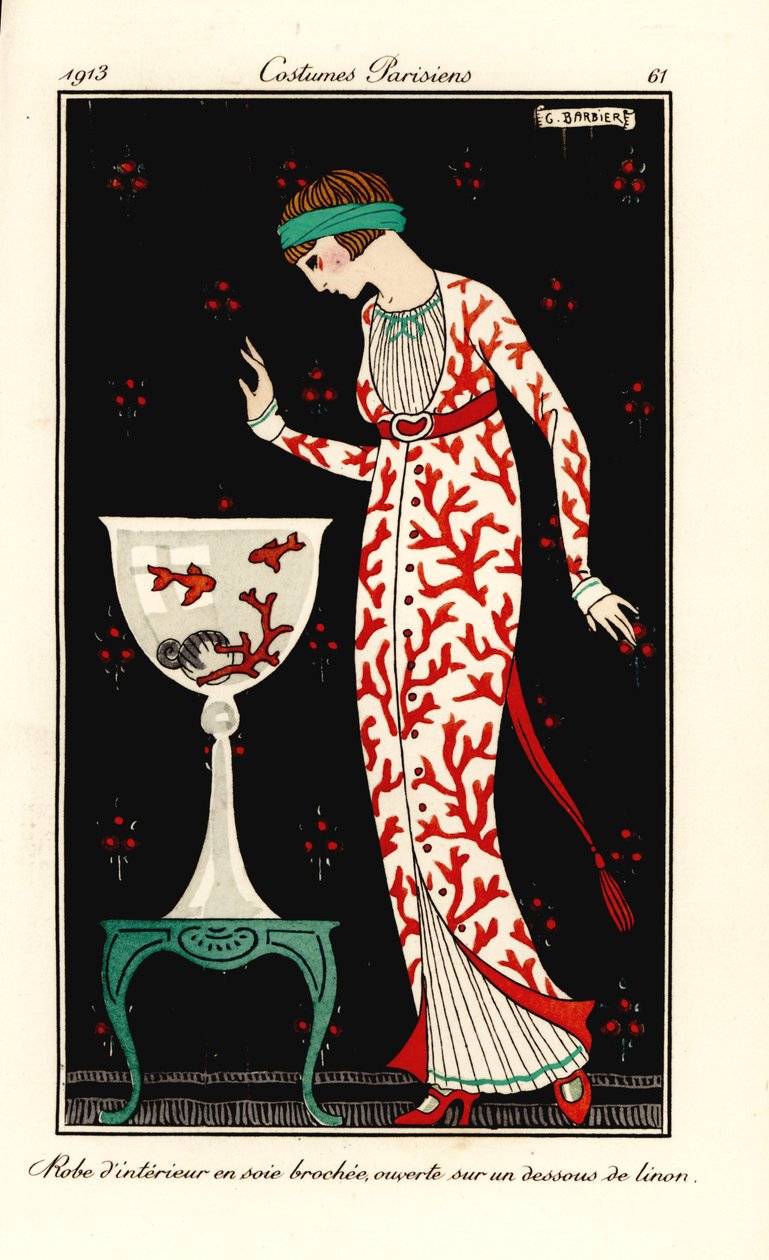 Nainen korallikuvioisella silkillä pukeutuneena kotipuvussa pellavaisen alushameen päällä. Akvaario korallilla ja kultakalalla. Robe d’interieur en soie brochee, ouverte sur un dessous de linon. Käsinvärinen pochoir (stensiili) etsaus George Barbierin kuvi tekijältä Georges Barbier