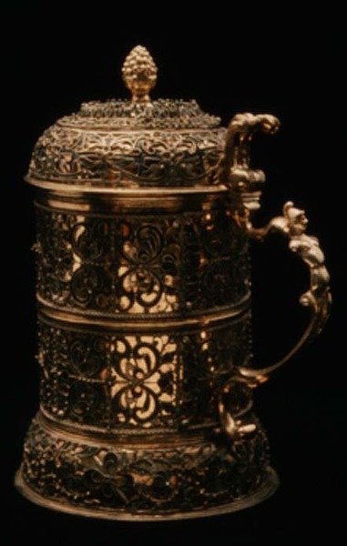 Tankard, n. 1600 (hopeakullattu, emaloitu päällys) tekijältä German School