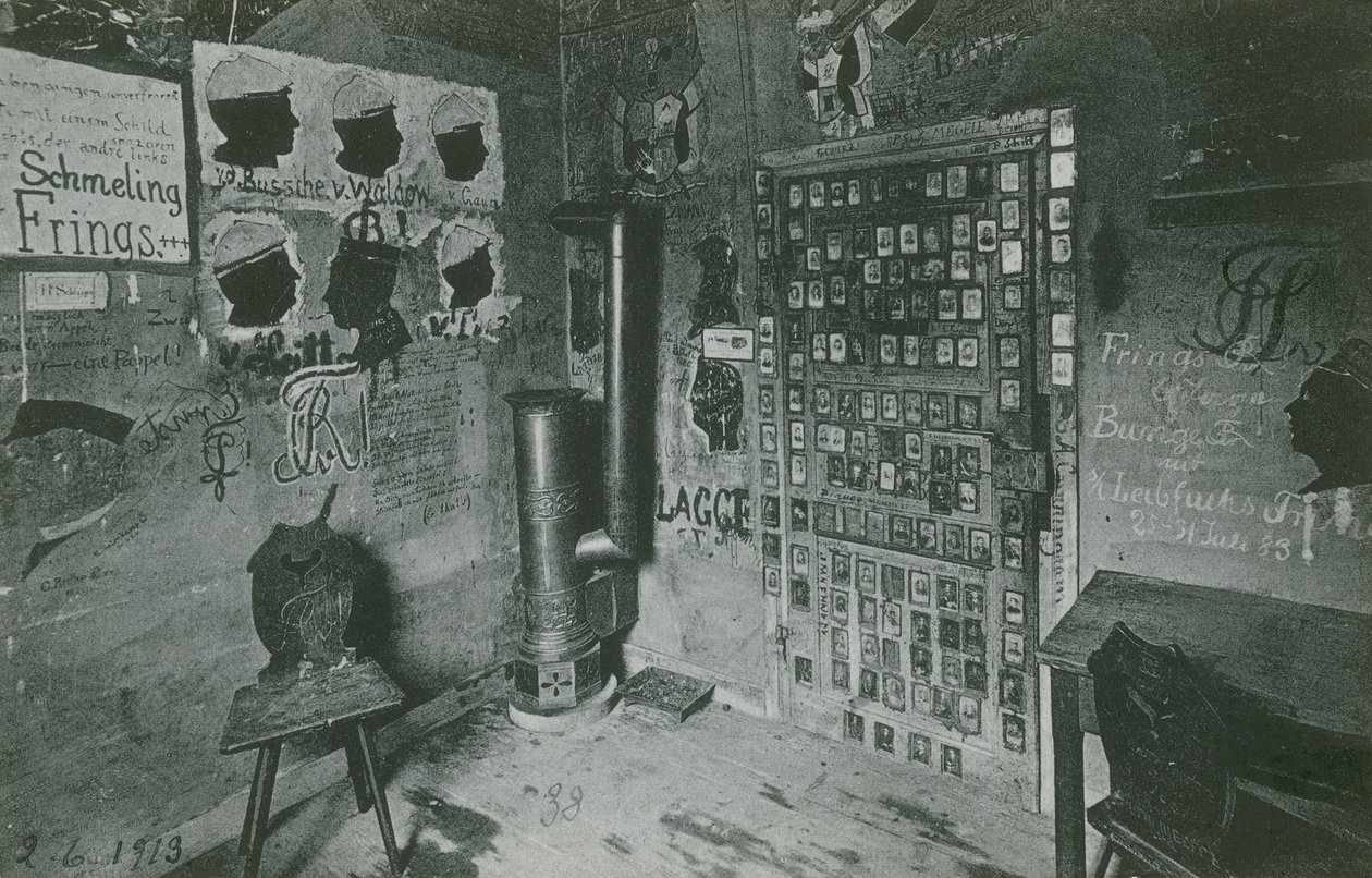 Huone, jonka seinillä on graffiteja, joissa viitataan Busschen ja Waldowin kaltaisiin merkittäviin aikalaisiin. Vuonna 1913 lähetetty postikortti. tekijältä German Photographer