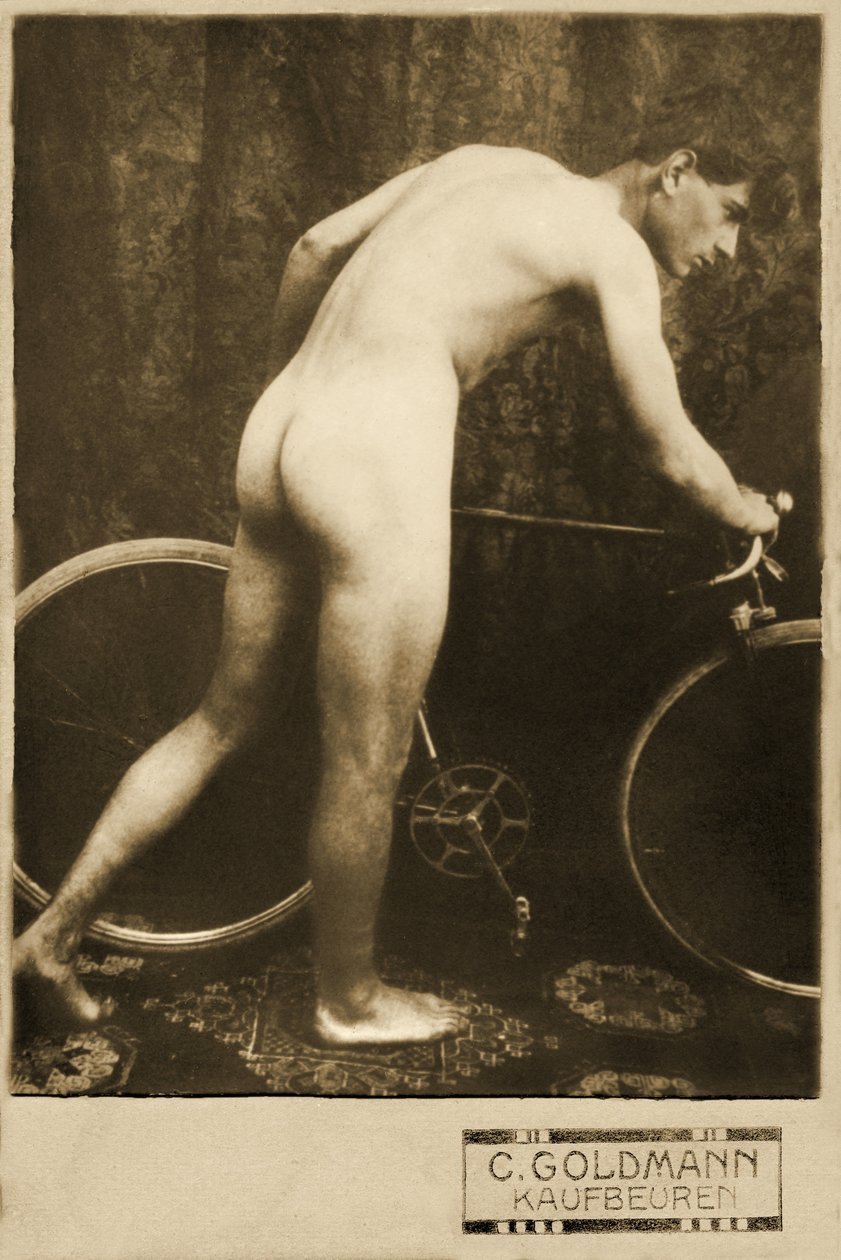 Kabinettikortti alastomasta pyöräilijästä, n.1898 (Seepia valokuva) tekijältä German Photographer