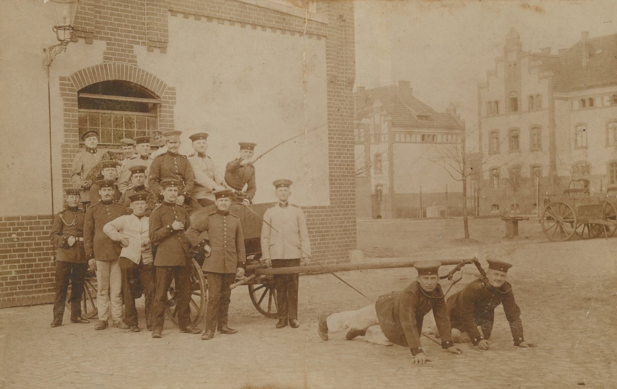 Saksalaiset sotilaat vetävät (ase) vaunuja. Vuonna 1913 lähetetty postikortti. tekijältä German Photographer
