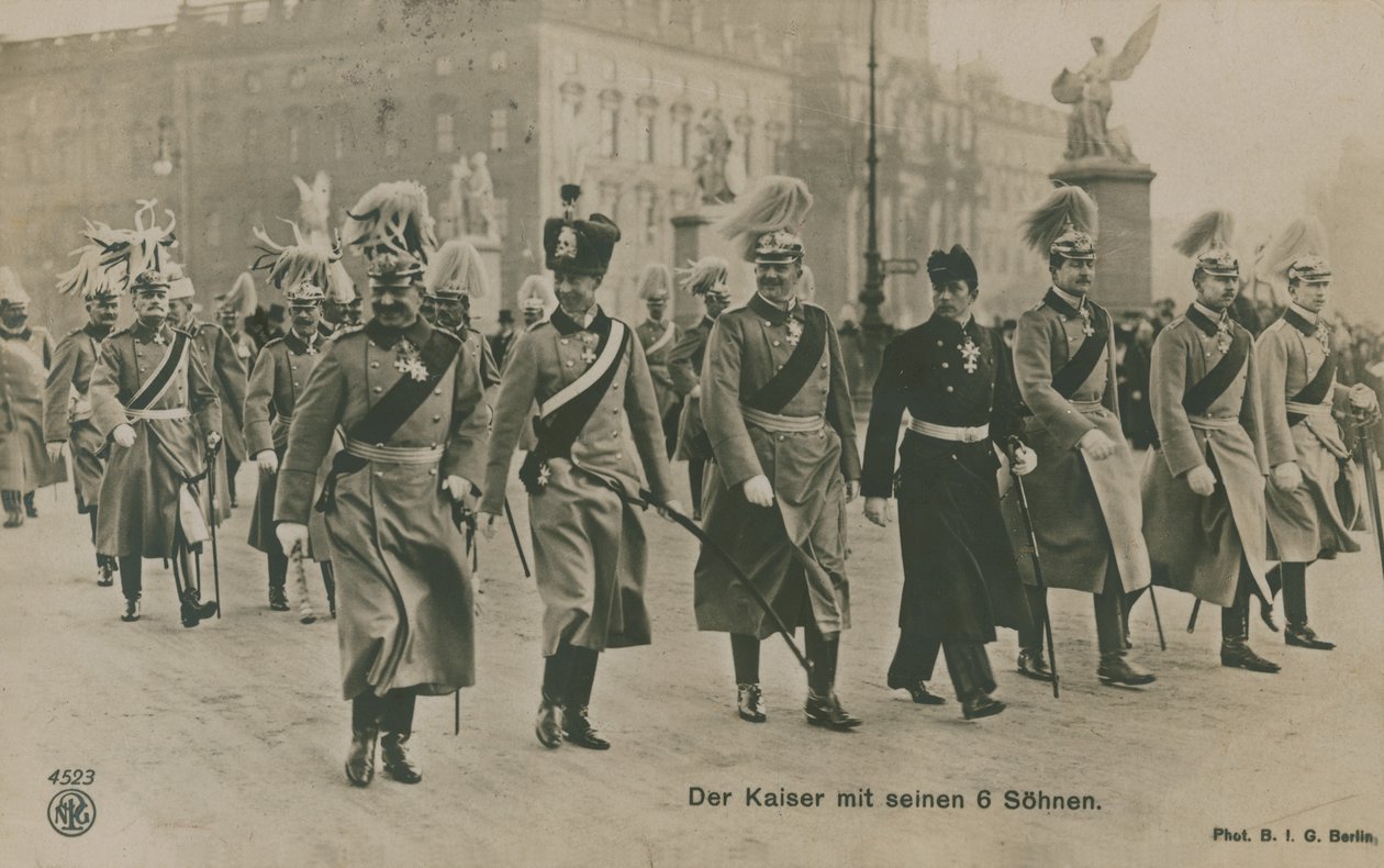 Saksan keisari Vilhelm II kuuden poikansa kanssa. Vuonna 1913 lähetetty postikortti. tekijältä German Photographer
