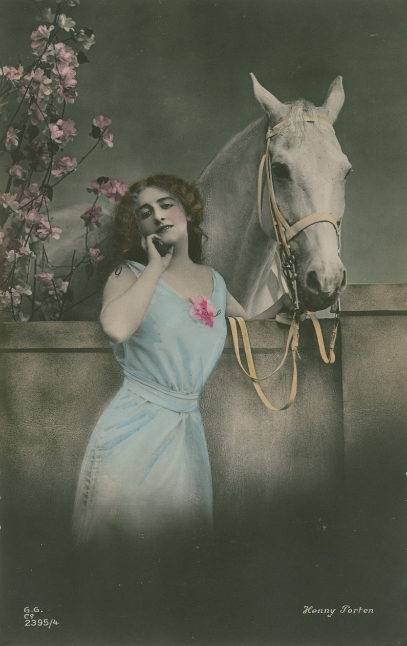 Postikortti saksalaisesta filmitähdestä Henny Portenista, lähetetty vuonna 1913 (käsiväritetty kuva). tekijältä German Photographer