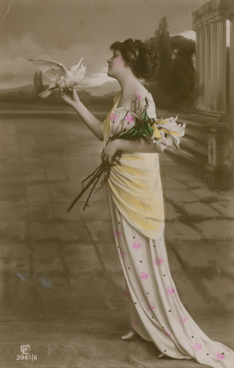 Vuonna 1913 lähetetty postikortti kauniista tytöstä, jolla on liljoja ja kyyhkynen (käsivärillinen valokuva). tekijältä German Photographer