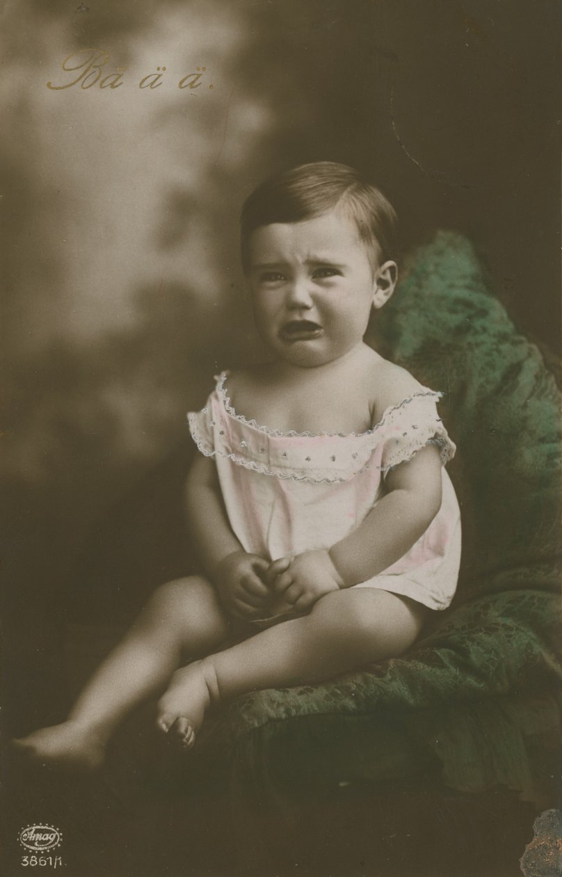Postikortti itkevästä pojasta, lähetetty vuonna 1913 (käsin väritetty valokuva). tekijältä German Photographer