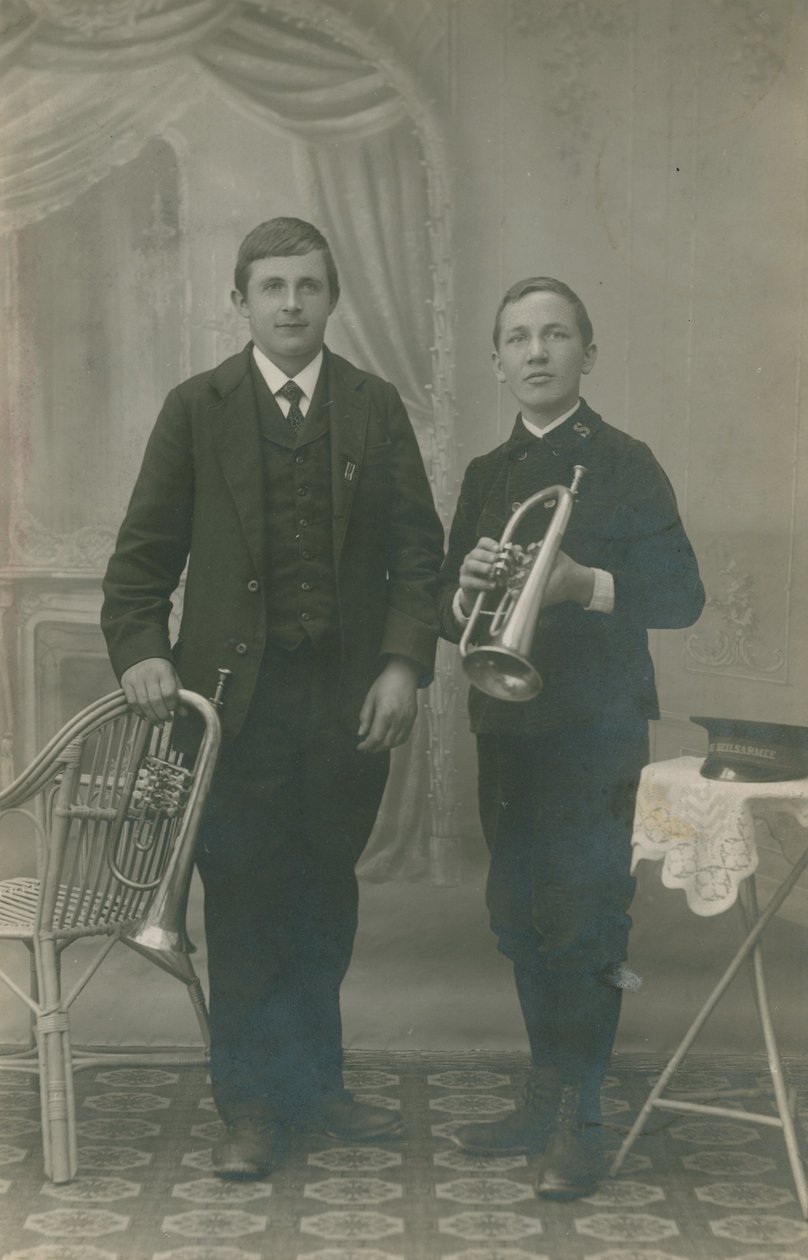 Postikortti kahdesta nuoresta miehestä trumpettien kanssa, toinen Heilsarmeen univormussa, lähetetty vuonna 1913 (s/w valokuva). tekijältä German Photographer