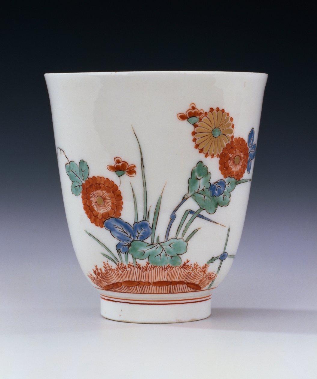 Bottger Kakiemon leimahtava dekantterilasi, joka on maalattu krysanteemilla ja heinillä, n. 1725 tekijältä German School