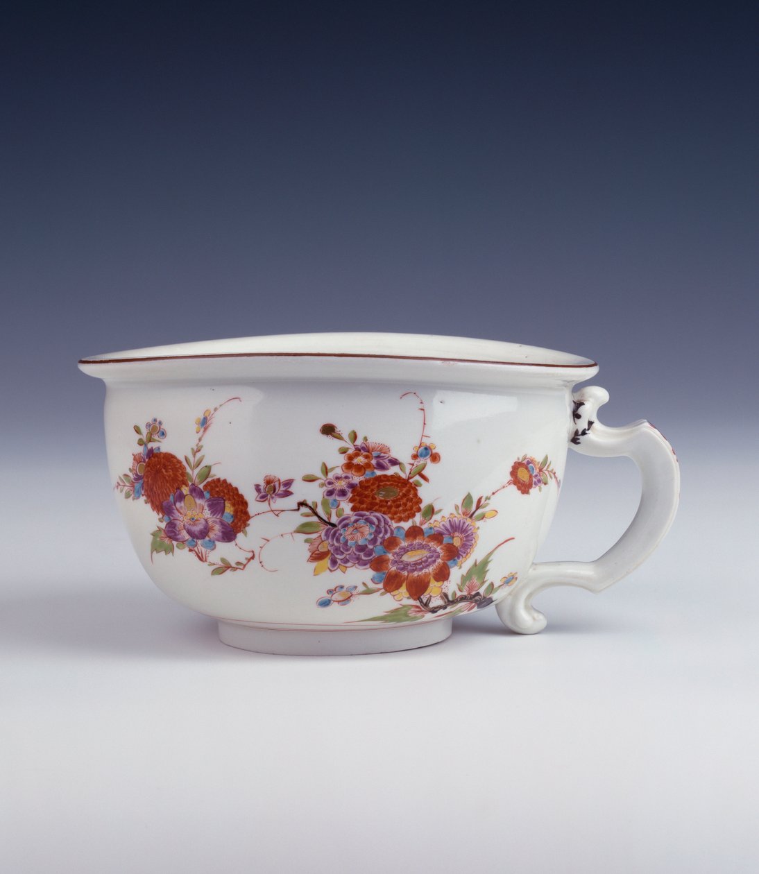 Johann Ehrenfried Stadlerin tapaan maalattu epäsäännöllisen soikean muotoinen Bottger-bourdaloue, n. 1725 tekijältä German School