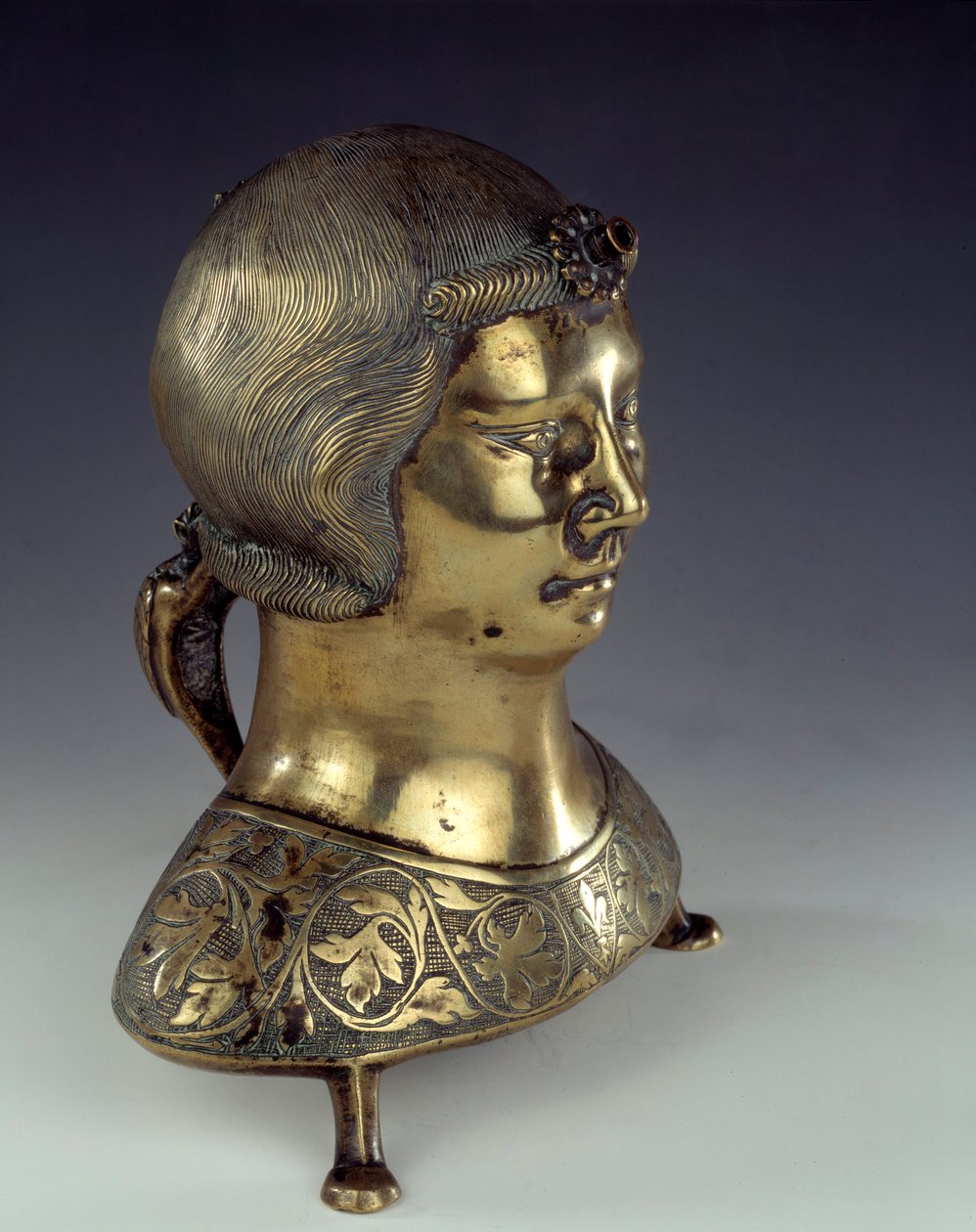 Akvamaniili (allas papin käsien pesuun messun aikana) kultapronssia nuoren miehen rintakuvan muotoinen. 1300-1325. Hildesheimista. Aurinko 0,23x0,19 m Pariisi, keskiajan kansallismuseo, Thermes de Cluny tekijältä German School