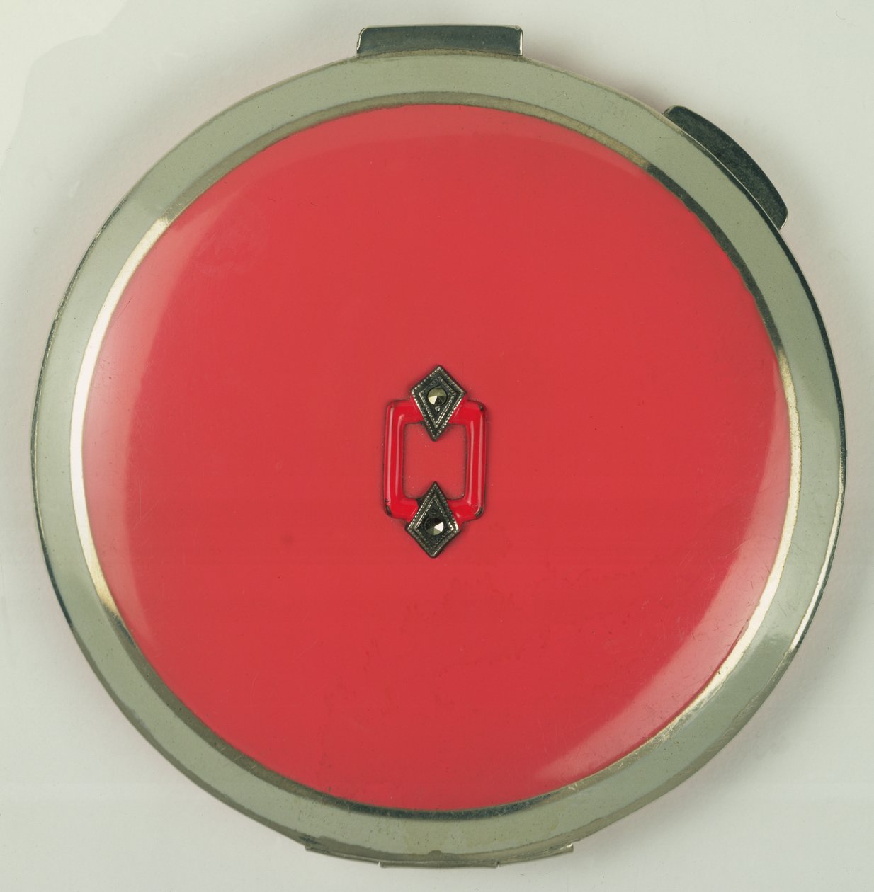 Art Deco Powder Compact, valmistaja Rowenta, 1950-luku (koralli) tekijältä German School