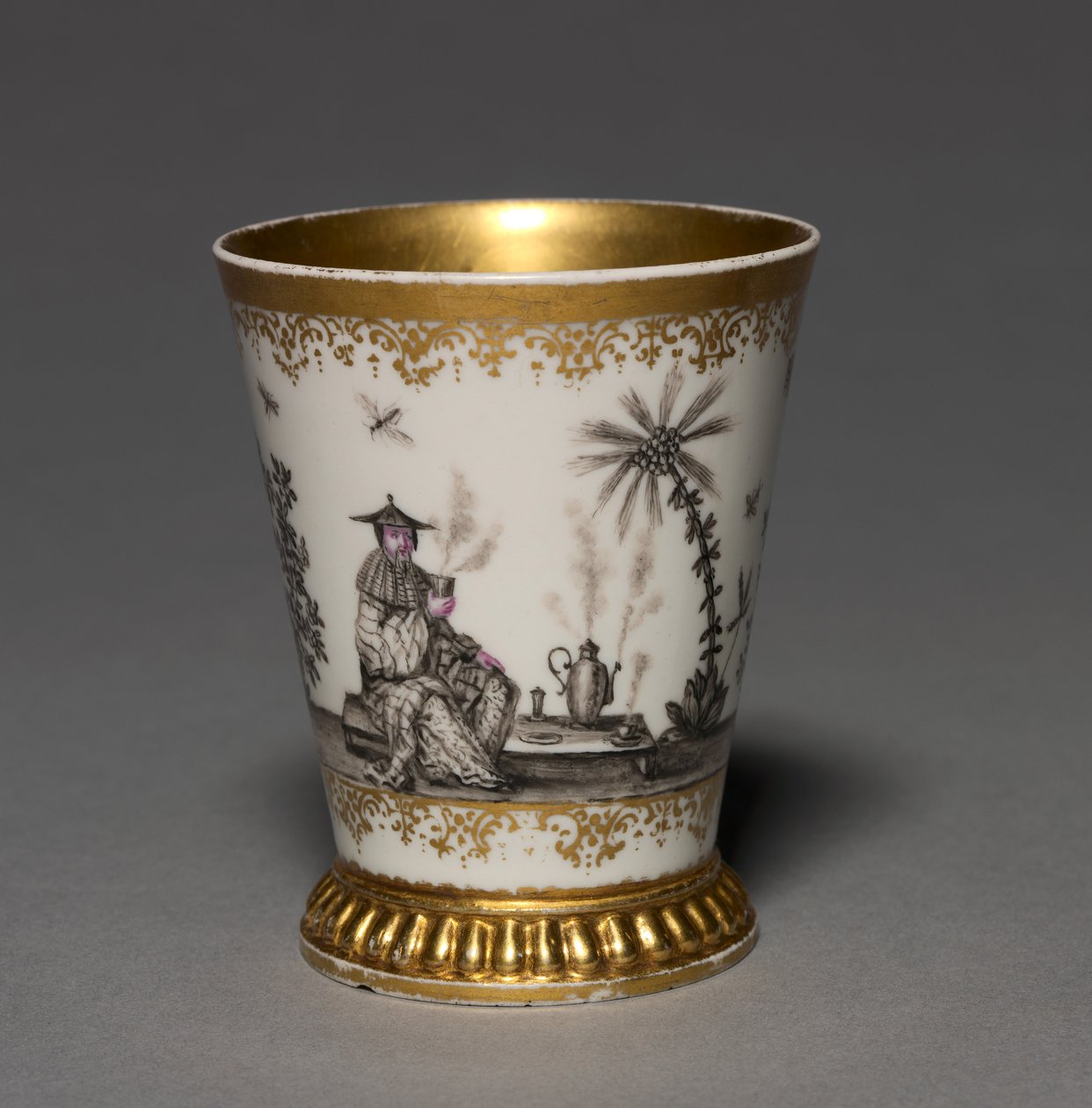 Dekantterilasi, valmistaja Meissen Porcelain Factory, Saksa, ennen 1720 (posliini, sisusta kullattu) tekijältä German School