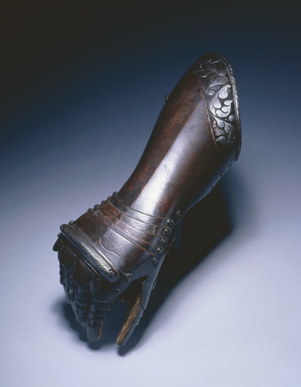 Mustavalkoinen kyynärpäähansikas oikeaan käteen, n.1570 tekijältä German School