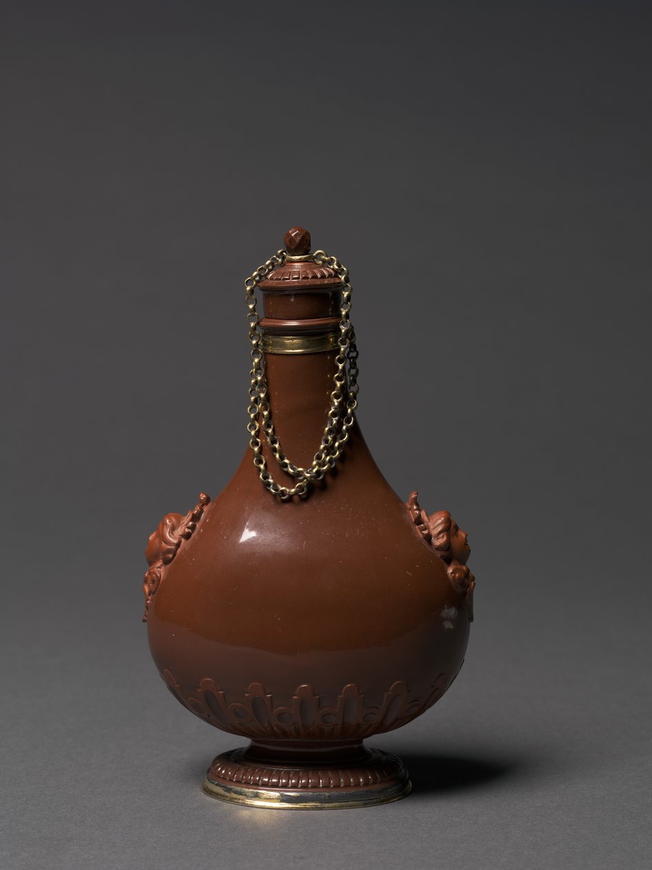 Pullo, valmistaja Meissen Porcelain Factory, Saksa, n.1715 (kiillotettu punainen kivitavara, hopeakullatut telineet) tekijältä German School