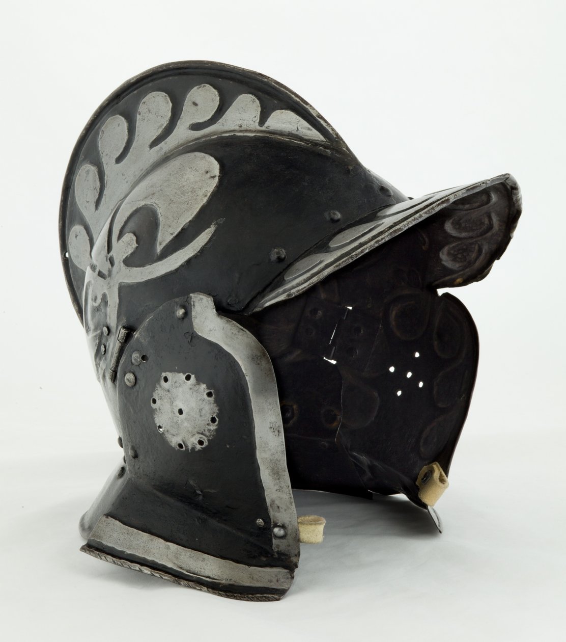 Burgonet, 1600-luvun alku (teräs ja rauta mustalla maalilla ja nahan jälkiä) tekijältä German School