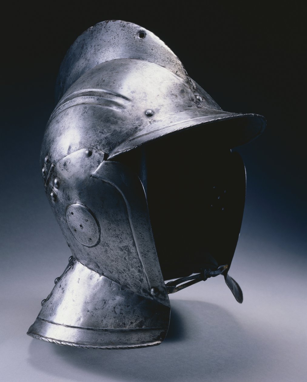 Burgonet saranoiduilla poskiosilla, n. 1540 (teräs ja nahkainen leukahihna) tekijältä German School