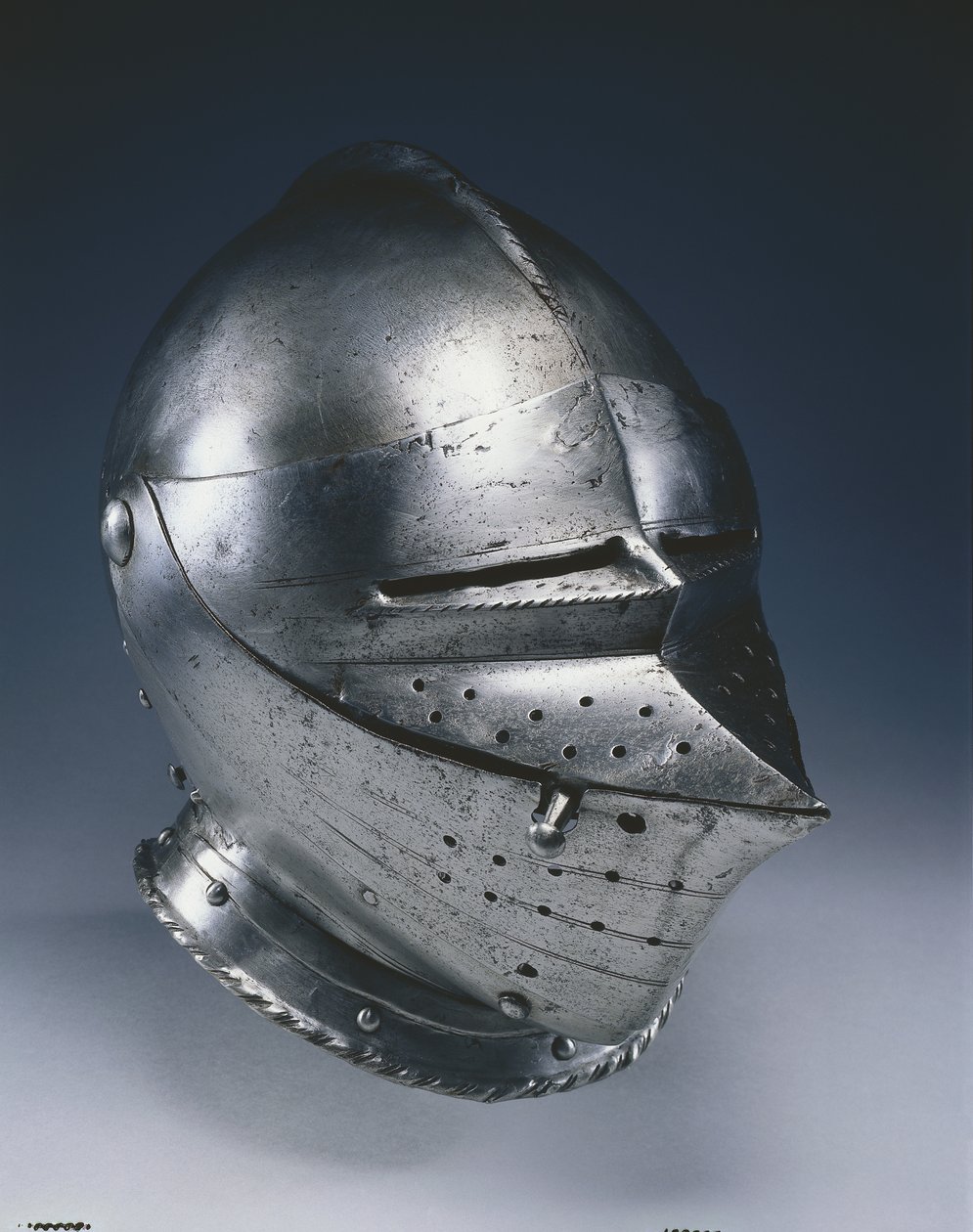 Sulje kypärä, n. 1510-1530 (teräs mustalla maalilla) tekijältä German School