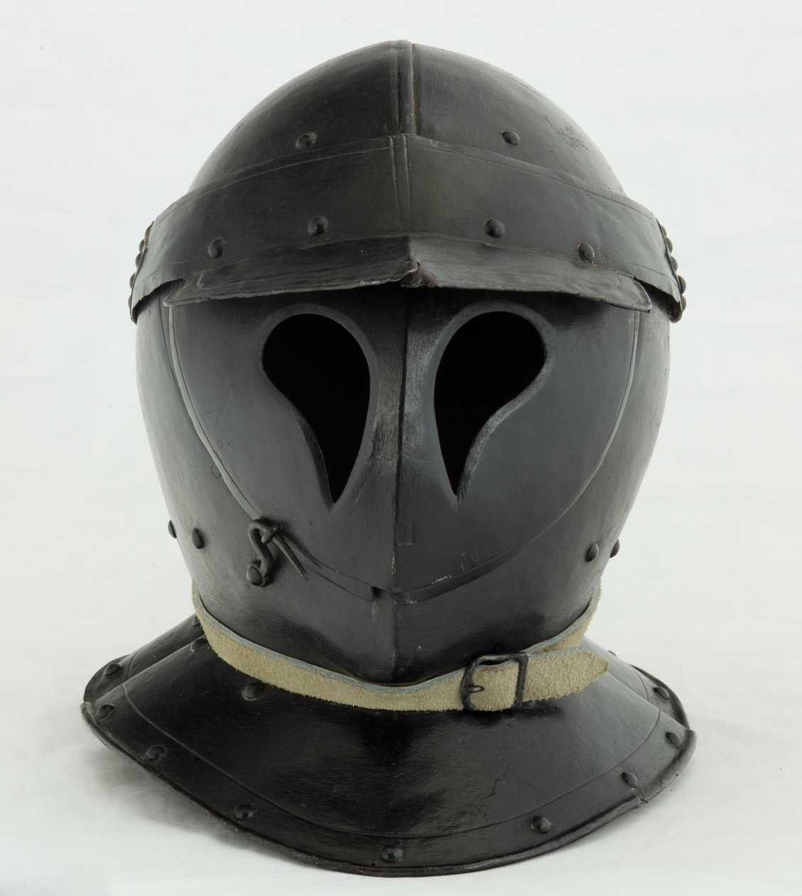 "Totenkopf"-muotoinen suljettu Burgonet, 1600-luvun alku (rauta ja musta maali nykyaikaisilla nahoilla) tekijältä German School