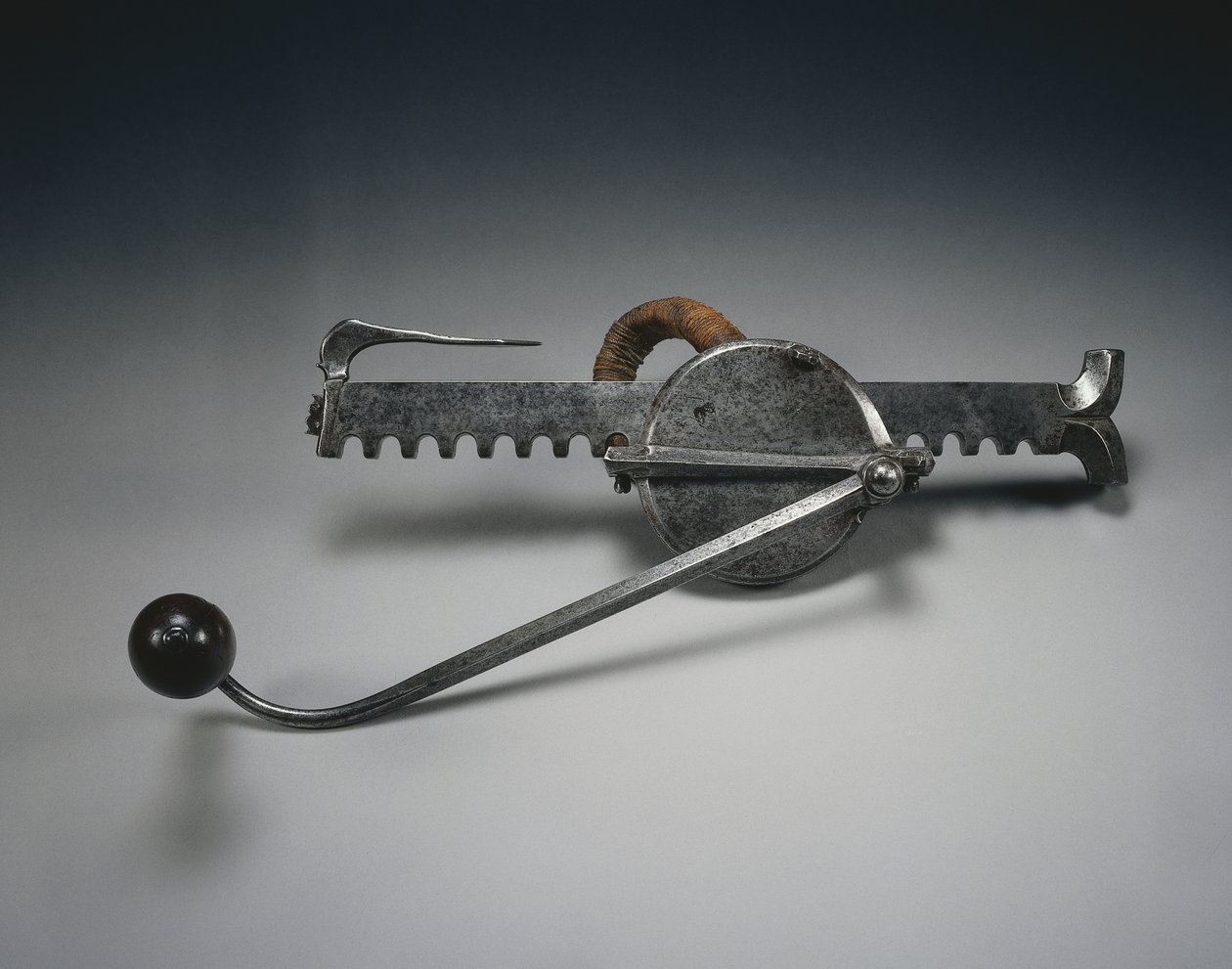 Cranequin, n. 1528 (teräs pellavanauhalla ja puisella kahvalla) tekijältä German School