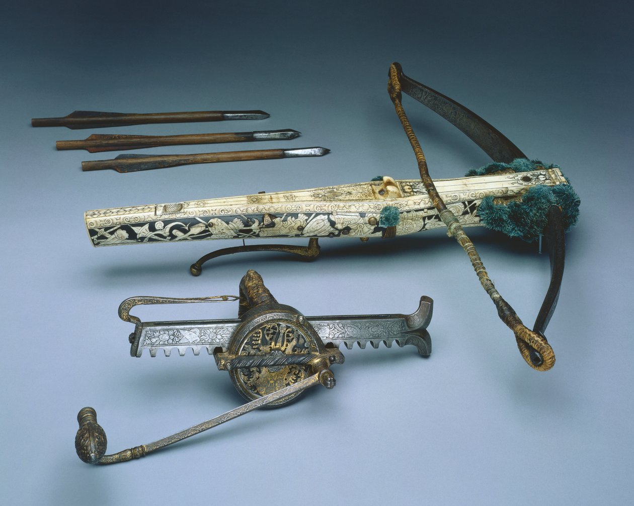 Saksin vaaliruhtinas Augustus I:n varsijousi kelausmekanismilla ja kolmella pultilla, n. 1553-73 (puu, luu, pellava, teräs & villa) tekijältä German School