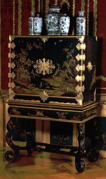 Koristeltu kaappi jalustalla, Gerard Daglyn, itämaisena kopiomiehenä tunnetun Berliinin lakkamestari, n. 1700 (musta ja kultalakka) ansioksi. tekijältä German School