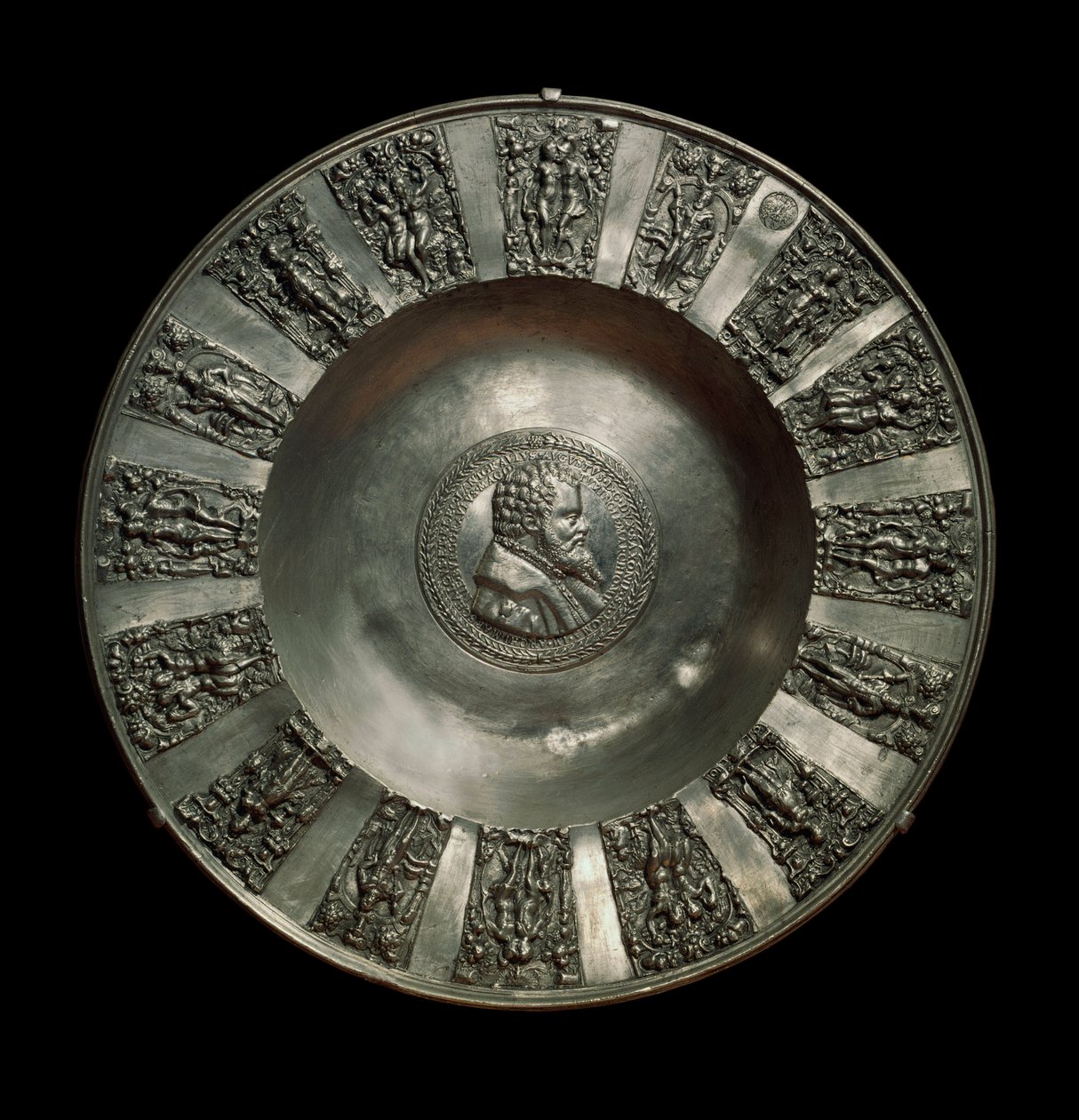 Saksalainen taide: tinasaksinen astia noin 1560. Pariisi, Louvre-museo tekijältä German School