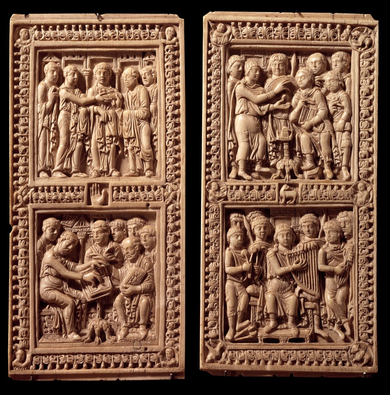 Dagulf Psalterin norsunluiset siteet: David, Saint Jerome. Kaarle Suuri tilasi sen kirjuri Dagulille (tai Dagulfelle) paavi Adrien I:lle. 800-luvun loppu. Aix la Chapellesta. Pariisi, Louvre-museo tekijältä German School