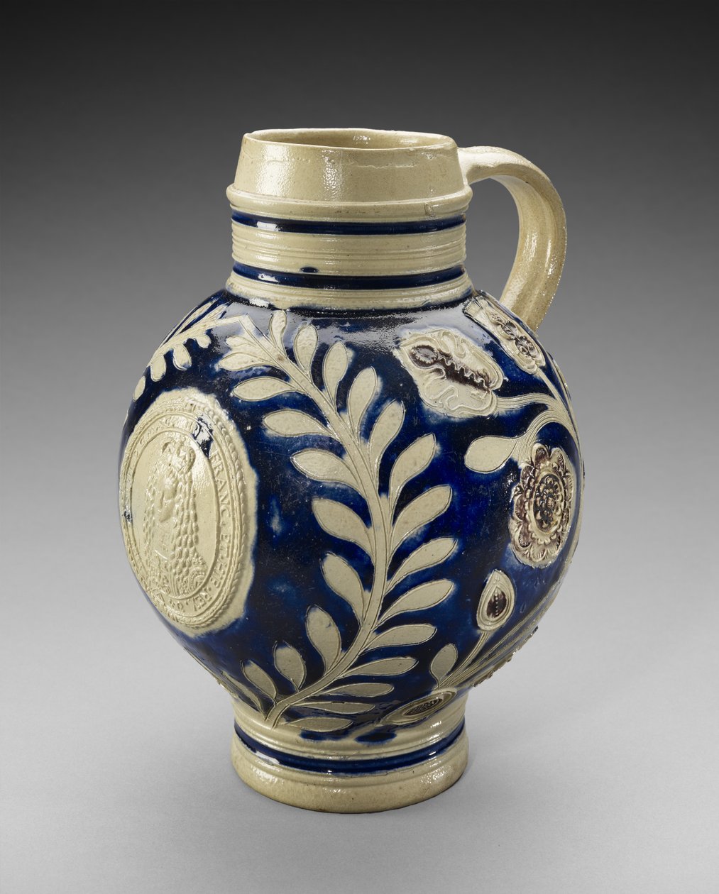 Kannu, c. 1689-1702 (suolalasitettu kivitavara) tekijältä German School