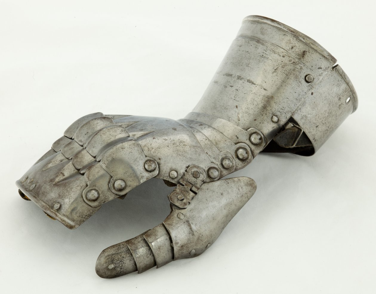 Vasen Gauntlet, n. 1490-1510, kunnostettu 1800-luvulta (teräs ja nahka) tekijältä German School