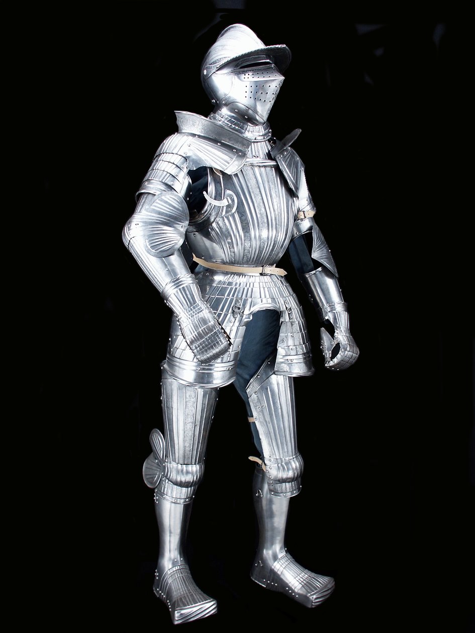 "Fico"-ryhmän "Maximilian" kenttäpanssari, kypärä, n. 1525–1530, koristeltu n. 1805 (etsattu teräs modernilla nahalla ja restauraatioilla) tekijältä German School