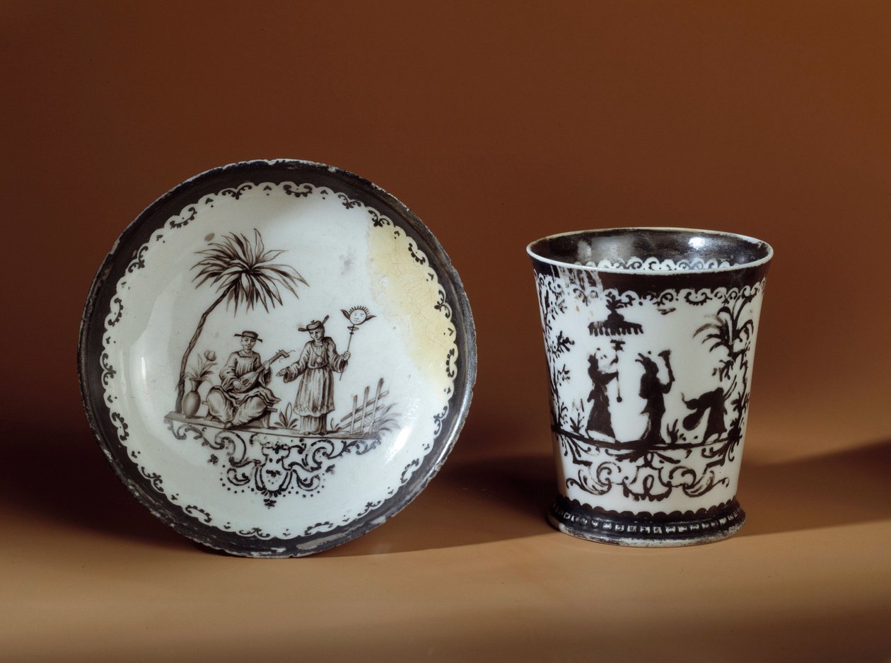 Mukin muotoinen kuppi ja lautanen Bottger (1682-1719) posliinia Maissen, kiinalaisten Ausbourgin myymälöiden koristelu. 1718 Pariisi, koristetaide tekijältä German School