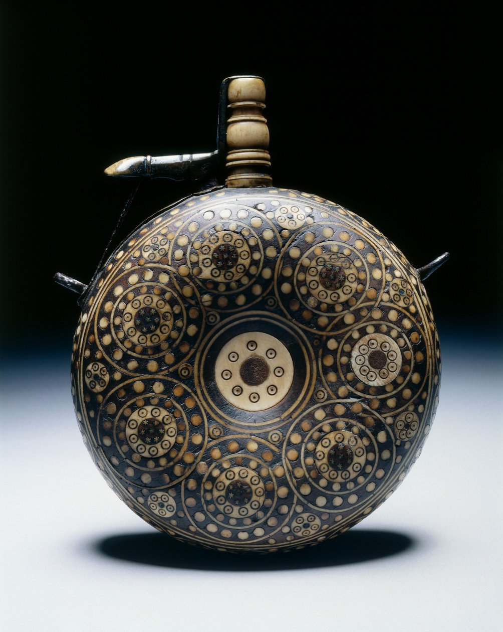 Jauhepullo, n. 1620-50 (pähkinä, sarvi, luu, messinki ja rauta) tekijältä German School