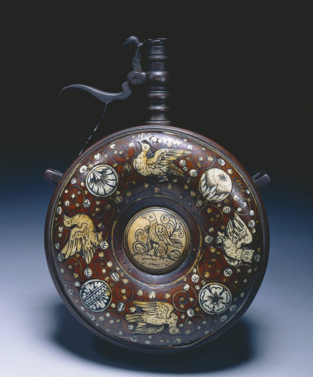 Jauhepullo, n. 1620-50 (saksanpähkinä norsunluun ja teräksen kanssa) tekijältä German School