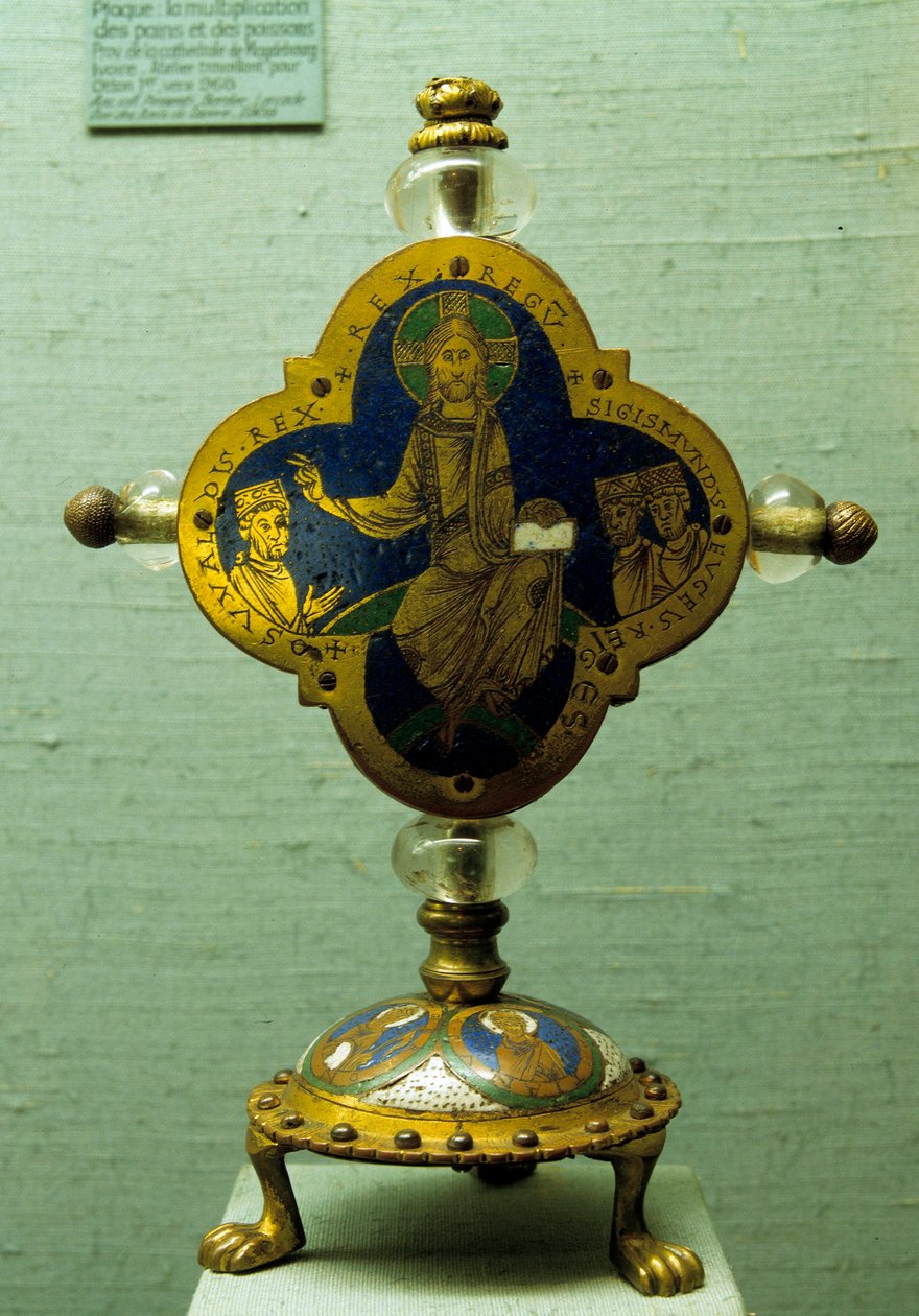Pyhänä tunnetun Henrik II:n pyhäinjäännös, Pyhän Rooman valtakunnan keisari (973-1024) (pyhitetty vuonna 1200). Valmistettu sähköpostista, kristallista, kuparista, hopeasta ja kullasta. 1170 noin Ala-Saksista, Saint Michel d