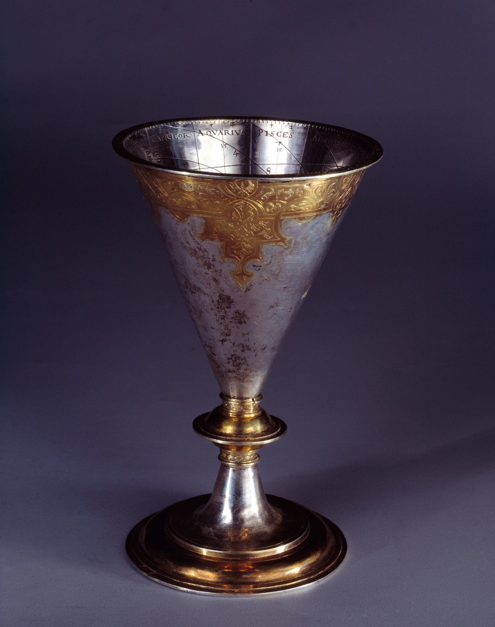 Tieteellinen instrumentti: kultahopeasta valmistettu maljan muotoinen aurinkokello. saksalainen koulu. 1500-luvun loppu 1600-luvun alku Enouen, renessanssimuseo tekijältä German School
