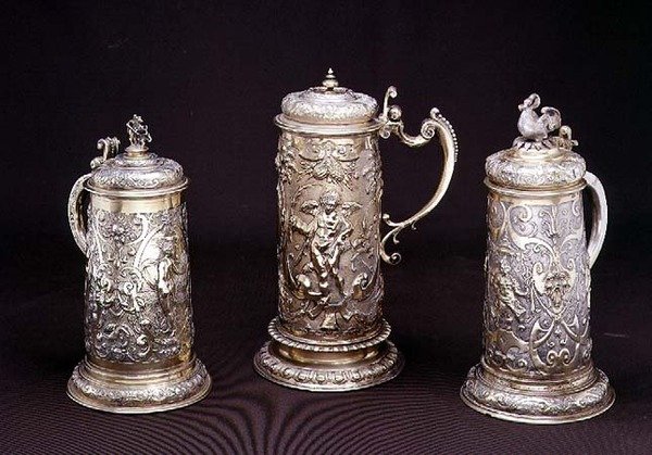 Paul Hubnerin hopeakullattu lieriömäinen malja, Ausburg 1590; Tobias Kramerin hopeakullattu lieriömäinen malja, Ausburg 1620; Paul Hubnerin hopeakullattu lieriömäinen malja, Ausburg 1590, 16.-17. kr. tekijältä German School