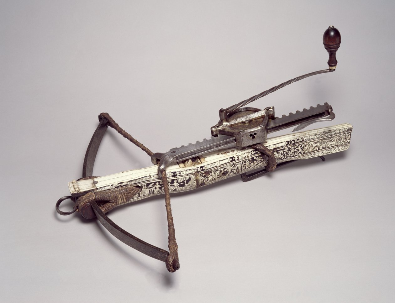 Sporting Crossbow ja Cranquin (teräs- ja puukoristeinen sarvi ja luu) tekijältä German School