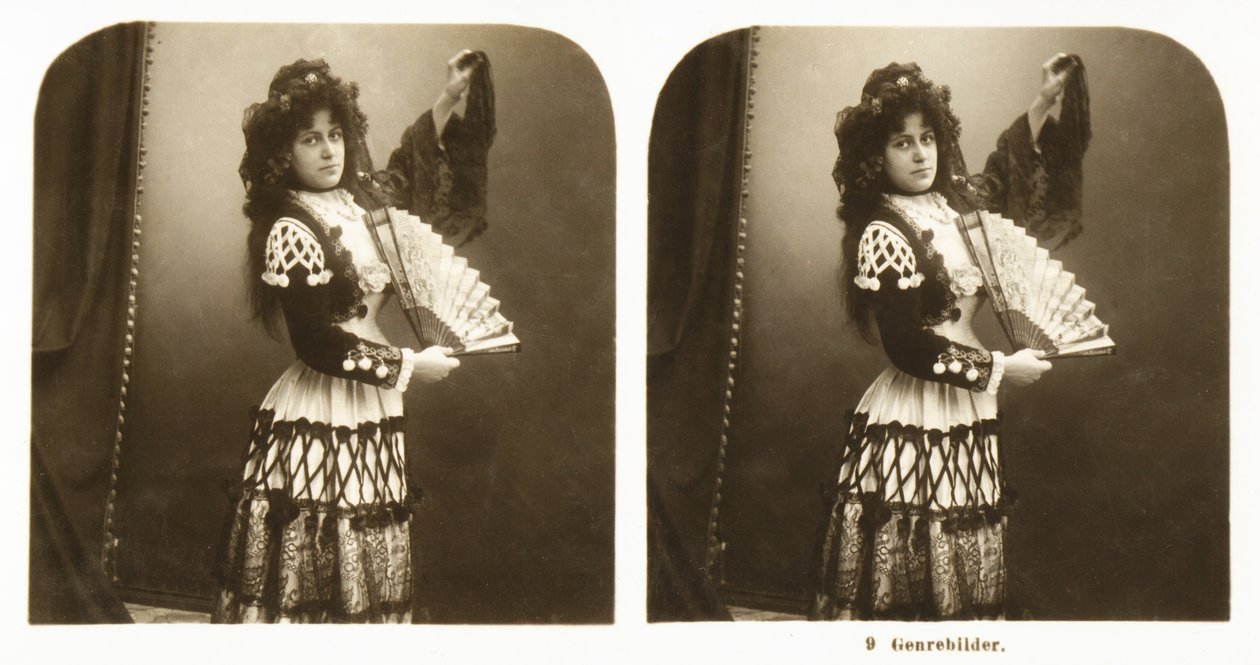 Stereoskooppinen kortti, joka kuvaa nuorta naista perinteisessä espanjalaisasussa Aragonian alueelta, n. 1900 (seepiakuva) tekijältä German School