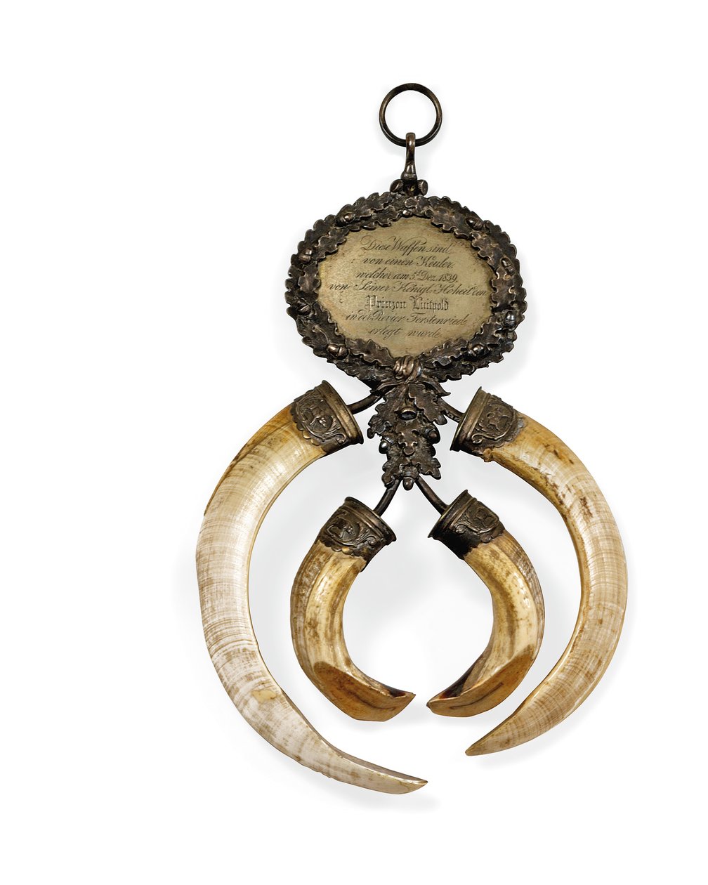 Trophy plaketti, München, n. 1840 (metalli- ja hopea-asennetut villisianhampaat) tekijältä German School