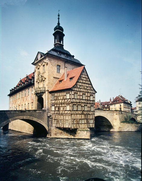 Näkymä Altes Rathausille, joka rakennettiin alun perin vuonna 1453 ja jonka J. M. Kuchel rakensi uudelleen vuosina 1744-56 tekijältä German School