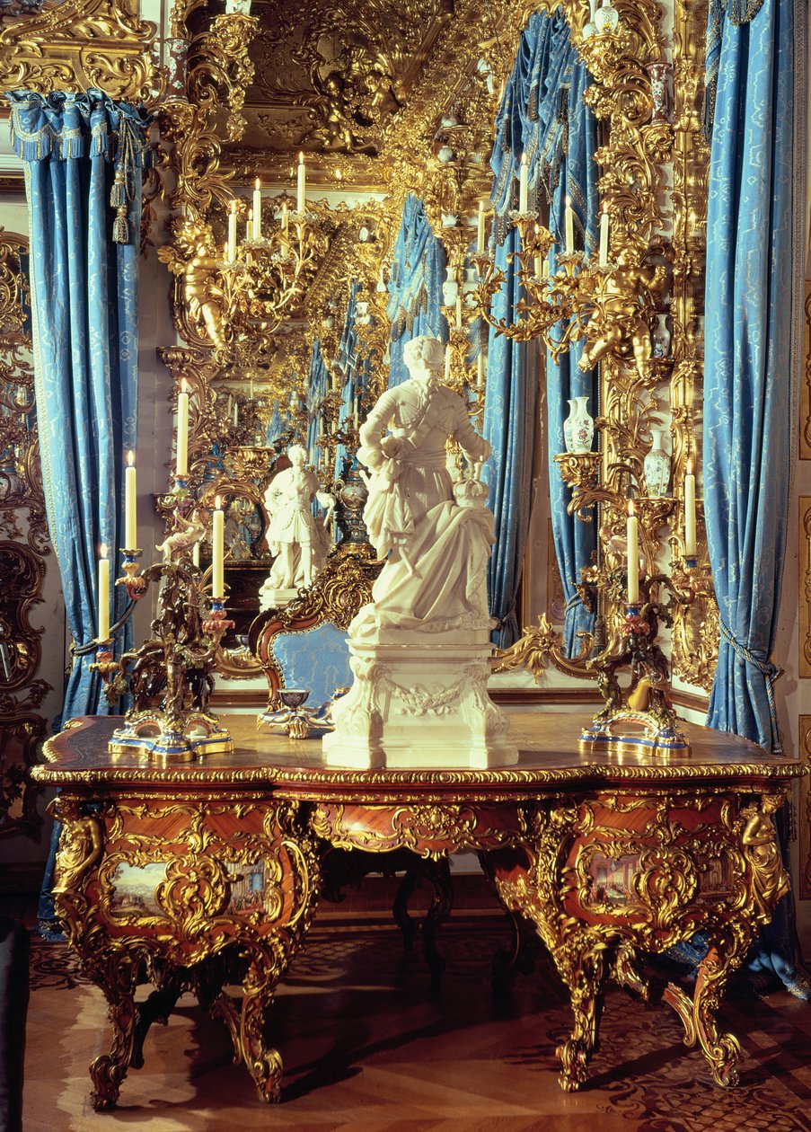 Kirjoituspöytä ja Louis XV:n patsas peilihuoneessa tekijältä German School