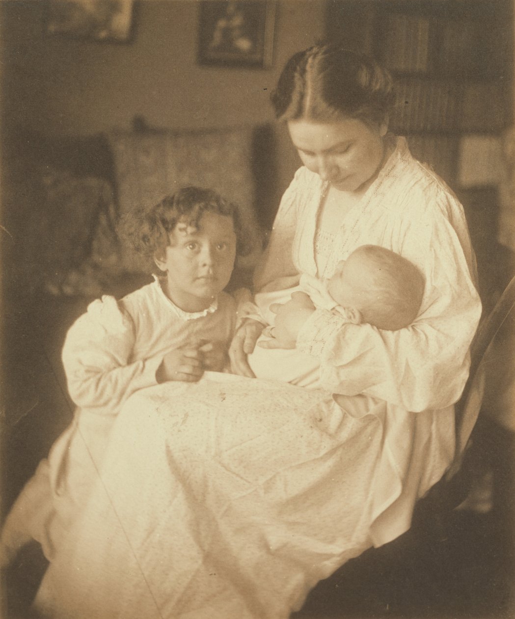 [Äiti aamutakissa, istuu, mukanaan lapsi ja pieni poika] tekijältä Gertrude Käsebier