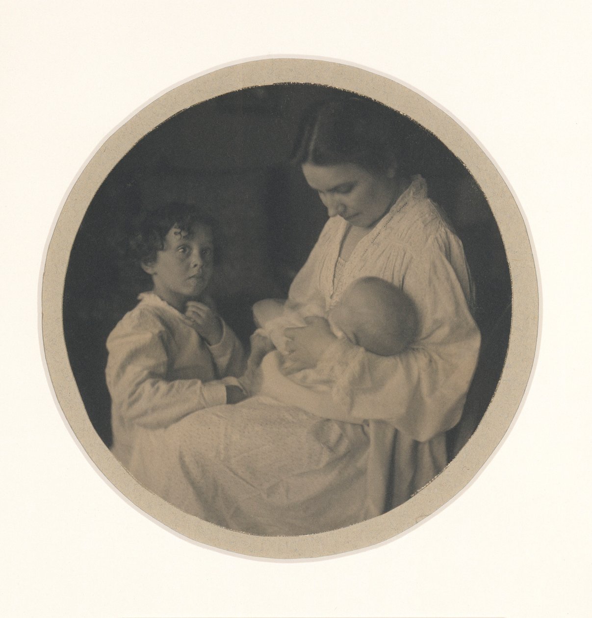 Nancy, Paul (3 1/2-vuotiaana) ja Claire (5 kk:n ikäisenä). tekijältä Gertrude Käsebier