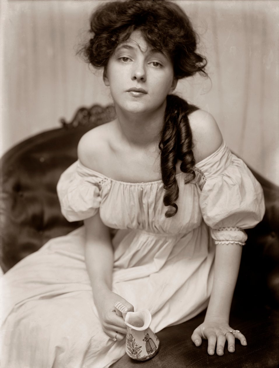 Gertrude Kasebierin muotokuva Evelyn Nesbitistä, n. 1900 (platinaprintti) tekijältä Gertrude Käsebier