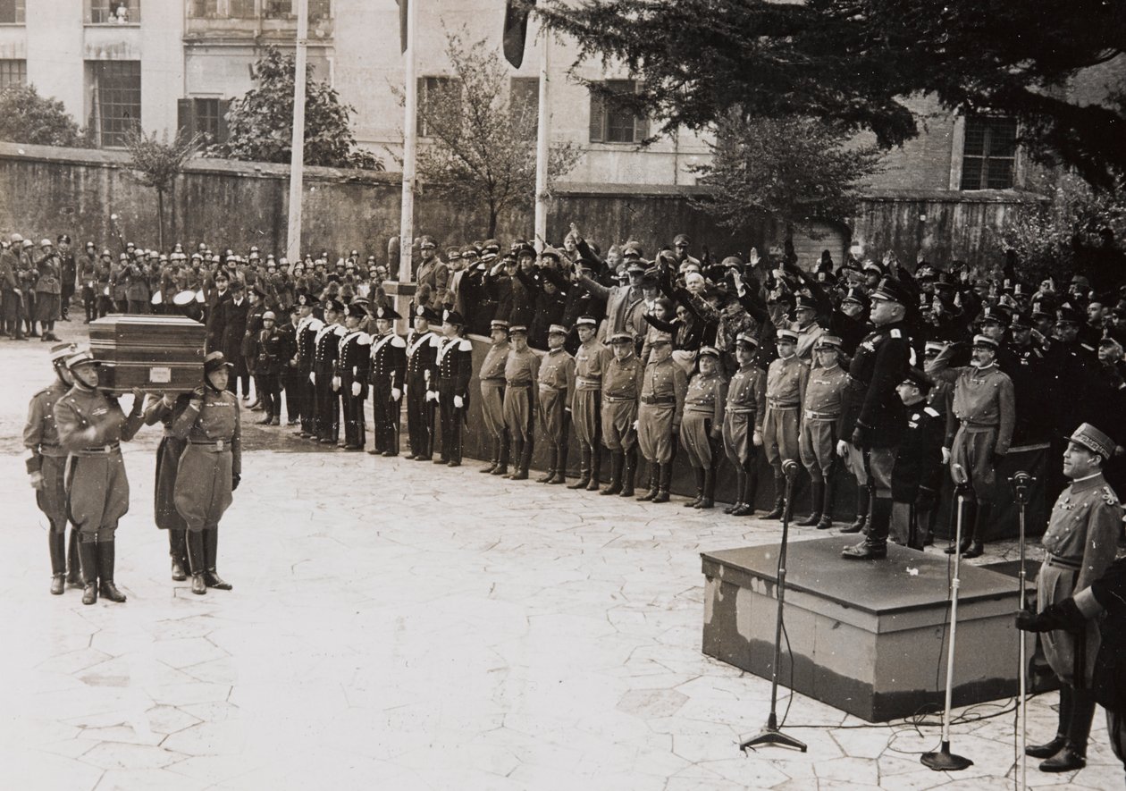 Benito Mussolini johtaa Garibaldi-sotilaan valtion hautajaisia (m/v kuva) tekijältä Giacomelli Giacomelli