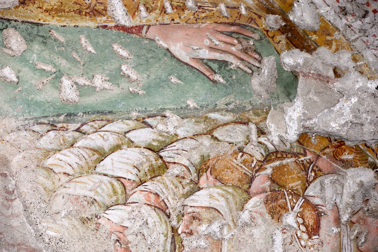 Madonna della Misericordian käsivarret peittävät ryhmän verhottuja naisia, fragmentti Giacomo de Buschisin freskosta nimeltä il Borlone, Santa Maria Nascenten kirkko, Gromo San Marino, Lombardia, Italia tekijältä Giacomo Borlone de Buschis