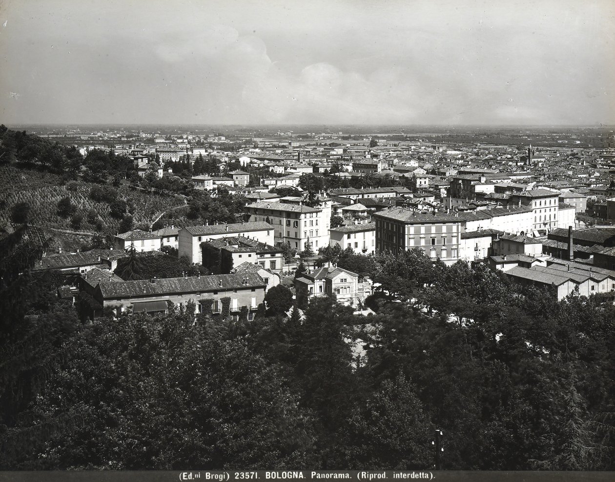 Panoraama Bolognasta joissakin tehtaissa ja kukkulalla. tekijältä Giacomo Brogi