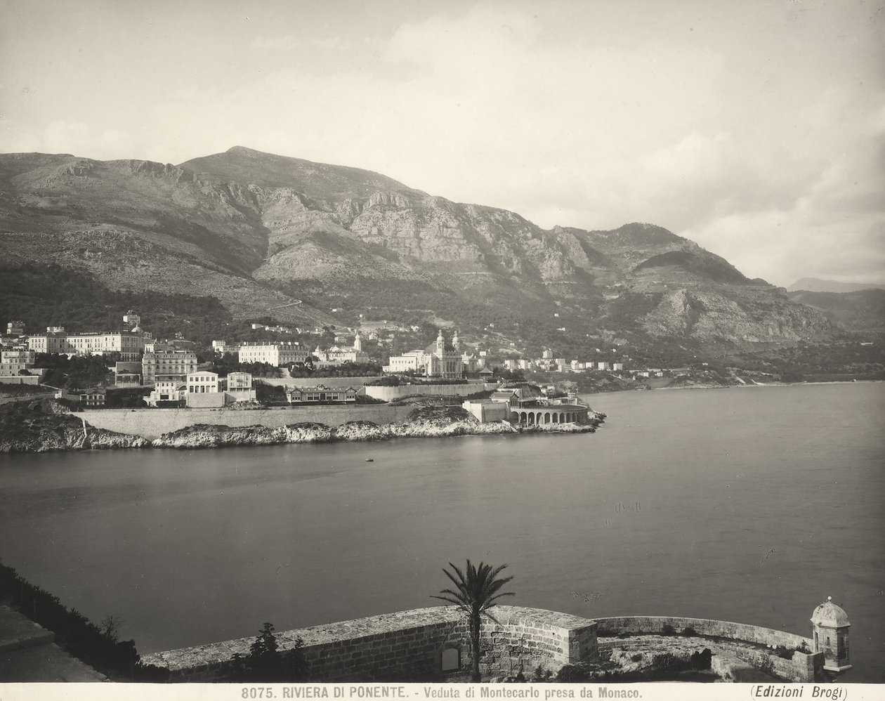Näkymä Montecarloon, lomakeskukseen, josta on näkymät Ligurianmerelle. Taustalla kohoavat Meri-Alpit. Kuva on otettu Monacosta tekijältä Giacomo Brogi