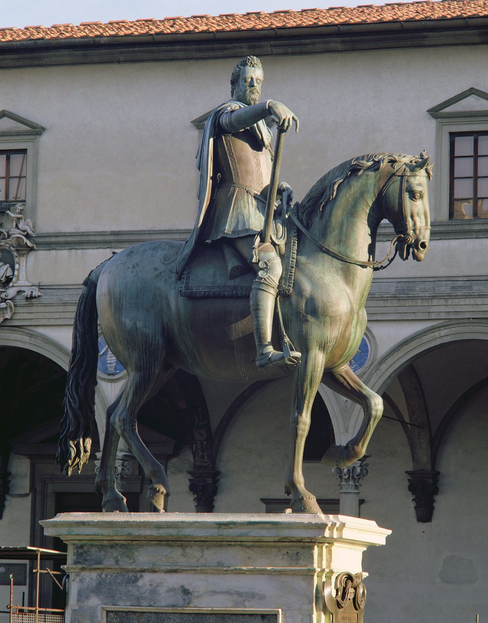 Suurherttua Ferdinand I:n ratsastajapatsas n.1123-90 yksityiskohta, jossa hevonen ja ratsastaja sivulta pronssi yksityiskohta 97646:sta tekijältä Giambologna